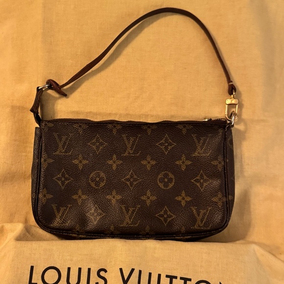 Louis Vuitton Monogram Pochette Accessoires Handbag - Picture 8 of 12